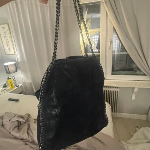 Kedjeväska  - Säljer nu min stella mccartney liknande väska som jag köpte utomlands i somras, säljer nu pågrund av att den inte får den användning som den förtjänar💗