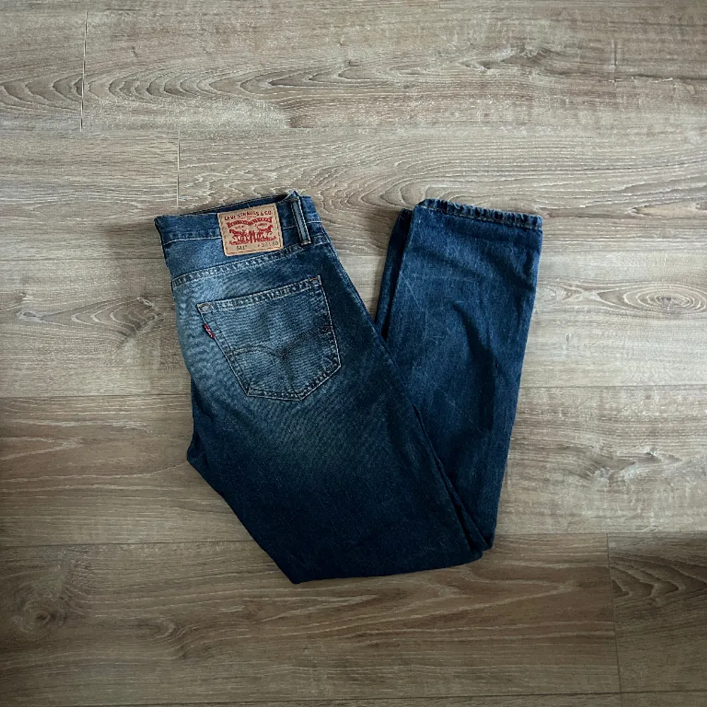 Ett par jeans i absolut topp skick och som dessutom har en extremt snygg tvätt. Nypriset på dessa jeans ligger på runt 1000kr. Längden på byxorna är 99cm midjan 41cm jämför gärna med ett par egna och sen är det fritt fram att använda ”köp nu”.. Jeans & Byxor.