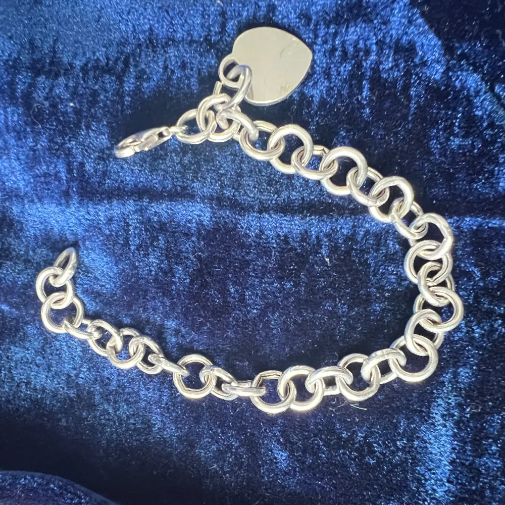 Silverarmband säljes. Denna är i fin skick, endast hjärtat som är lite repigt men går att eventuellt slipa bort eller gravera in ett namn tex. Denna är i äkta silver. Accessoarer.