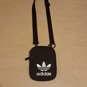 Axelväska - Liten addidas axelväska.
