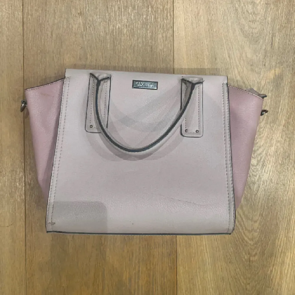 Fin rosa läder väskan från carvela. Köp i london 2019. Stor och rymmer A4 papper.  Små repor på framsidan men d syns inte så tydligt irl (se bild).. Väskor.