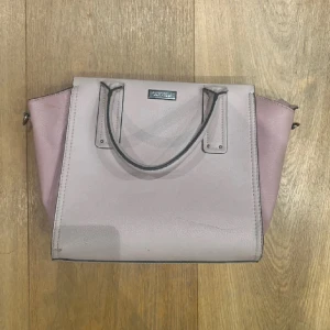Rosa läderväska - Fin rosa läder väskan från carvela. Köp i london 2019. Stor och rymmer A4 papper.  Små repor på framsidan men d syns inte så tydligt irl (se bild).