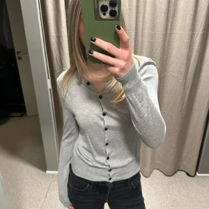 Grå kofta från Zara🩶🩶 - Super skön grå kofta från Zara i storlek S. Superfin att ha både öpen och stängd. Perfekt plagg att ha till allt🩶