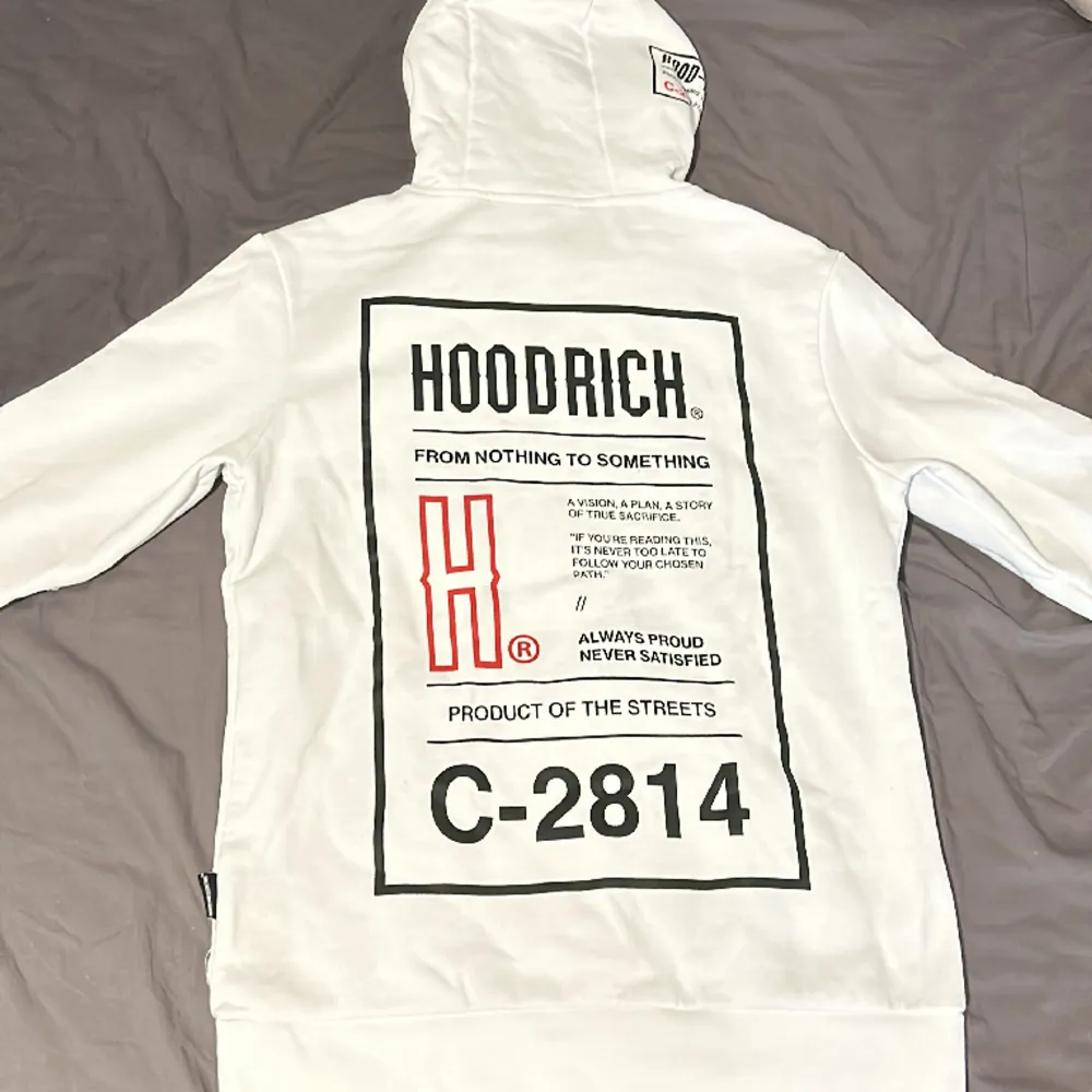 Hej, säljer denna vita nästan helt oanvända Hoodrich hoodie i storlek S som jag köpte på jd sports för 850 kr i somras. Skicket är 10/10, som sagt nästan helt oanvänd. Hör av er vid funderingar! 😊. Hoodies.
