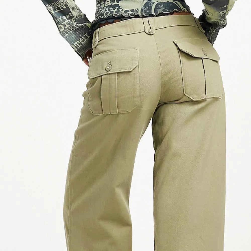 Gröna byxor i straight leg modell och lågmidja! De är helt nya från Asos, säljer då de är för små på mig. Storlek EU36.   Skriv för fler bilder🫶. Jeans & Byxor.
