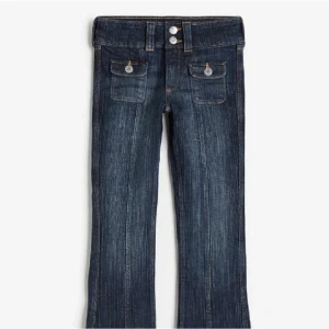 H&M jeans barn - Jeansen är i nyskick, har bara använts 2-3 gånger då jag tycker dom blivit lite korta💞 passar mig som vanligtvis har 24/30 elelr 24/32, skriv för fler bilder🥰