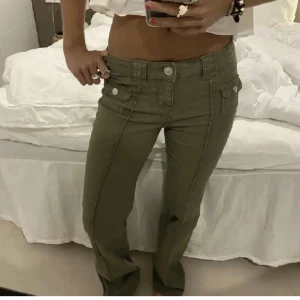 Hm gröna jeans - Säljer mina jeans från HM! Använt fåtal gånger så i bra skick.❤️‍🔥🎀 (Högt pris pågrund av många intresserade men kan diskuteras)  FÖRST I KVARN❗️