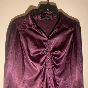 Supersnygg blus/ siden skjorta i en mörklila färg 💜 märket är Dreams by Isabell Kristensen, säljs inte längre. 