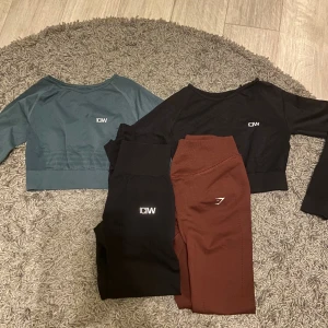 Träningskläder  - Tränings thigts storlek s och tröjor i xs. Mycket bra skick.  150kr/ del eller 500 för allt. Säljer helst allt tillsammans. 