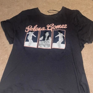 Selena Gomez tshirt - Använd några gånger för några år sedan men använder aldrig längre. Bra skick och den enda defekten är att den är lite missfärgad vid kragen