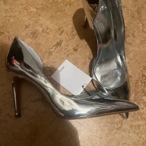 Klackskor i silver - Aldrig använda klacksor från Mango. Prislapp fortfarande kvar. 