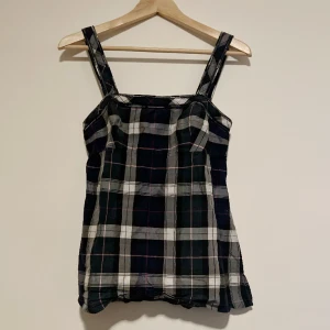 Topp - Mycket bra skick. Storlek 4 (XS). Använd gärna KÖP NU om du vill köpa.