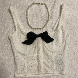 Korsett topp  - Älskar denna super söta korsett topp<3 OBS accessoarerna ingår EJ(halsband, rosetter) 