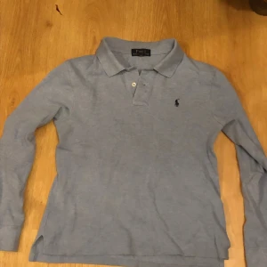 Ralph Lauren rugbytröja  - Hej jag säljer denna feta Ralph Lauren rugbytröjan som är otroligt snygg och trendig. Storleken är xs, nypris ligger runt 1700, mitt pris 500. för fler frågor och funderingar kom dm