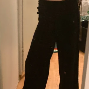 Byxor  - Dom här byxorna har jag aldrig använt dom är bra för att man kan ha dom på fest och roliga saker