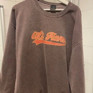 Urbanoutfiters sweatshirt  - Mysig oversized sweatshirt i storlek M i märket lets frans. Den är använd ett fåtal gånger och är i gott skick. 