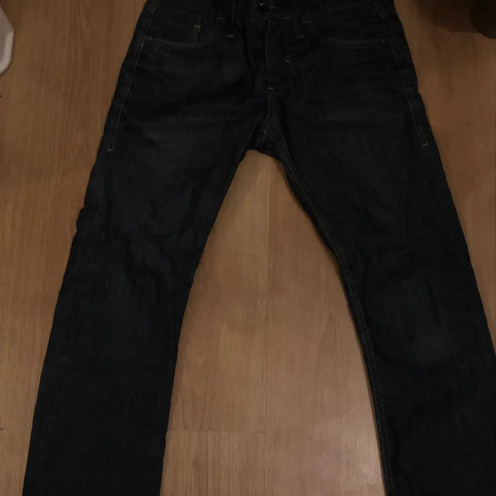 Hej jag säljer dessa dra jack & jones jeansen i färgen navy. Storleken står inte men skulle gissa på 28/29. Nypris 600, mitt pris 200. För fler frågor och funderingar kom dm!. Jeans & Byxor.