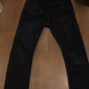 Jack & Jones jeans - Hej jag säljer dessa dra jack & jones jeansen i färgen navy. Storleken står inte men skulle gissa på 28/29. Nypris 600, mitt pris 200. För fler frågor och funderingar kom dm!