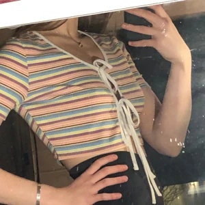 Randig tröja - Snygg randig tröja som sätter färg i en basic outfit. Går att styla på flera sätt. Finns möjlighet till två snörningar, men man kan vika in de i bh:n eller nåt om man bara vill snöra en.