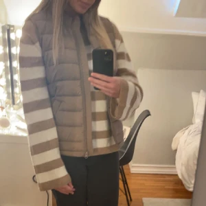 Randig stickad tröja - Randig stickad tröja. Supermjuk. Använd en gång🤍