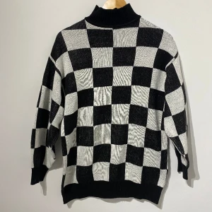 oversized stickad tröja - en rutig oversized tröja som är ganska lång o sitter baggy på en. använd endast få gånger! 