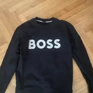 Äkta Boss sweatshirt. i storlek m