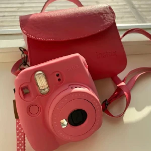 Kamera - Rosa kamera Fujifilm instax mini 9. Knappt använd, nyskick. Fungerar helt utmärkt. Bilder kommer endast inte med. Rekomenderar stort. Se gärna mina andra annonser, säljer jättemycket. 