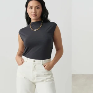 Topp - Supersnygg topp från Gina tricot. Nyskick. Storlek xs🩷