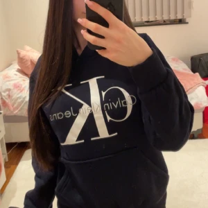 100kr  Storlek S - Mörkblå Calvin Klein hoodi. Aldrig använts förut. 