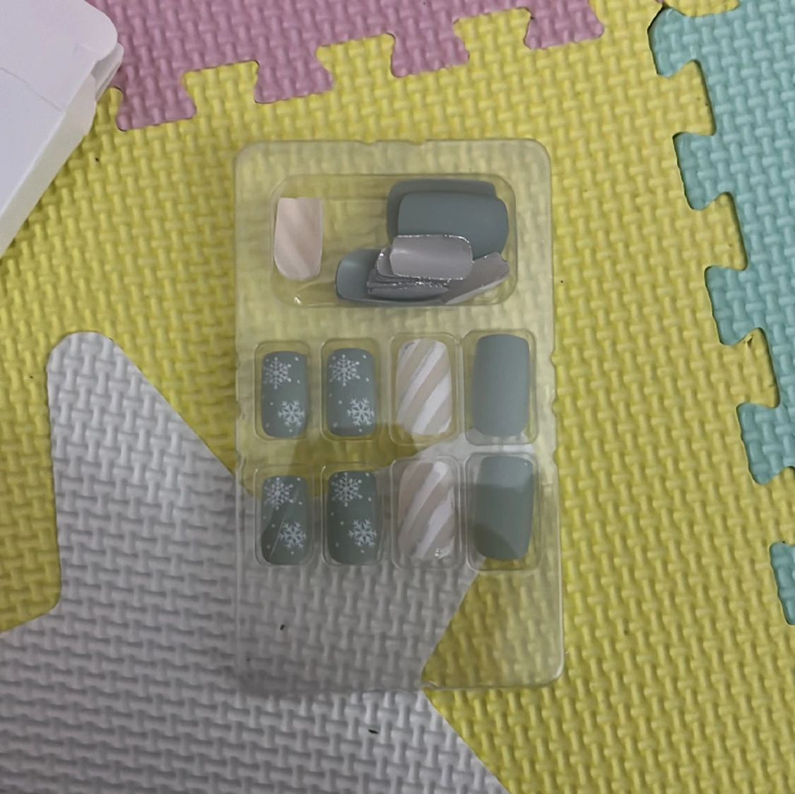 Press on nails  - 90