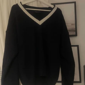 Stickad tröja  - Vringad Stickad tröja , mer mörkblå i färgen än svart.