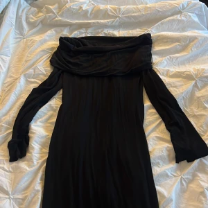 Gina maxi dress  - Helt ny klänning använt en gång i storlek S. Den sitter perfekt precis på rätt ställen även väldigt bekväm till en utekväll. 
