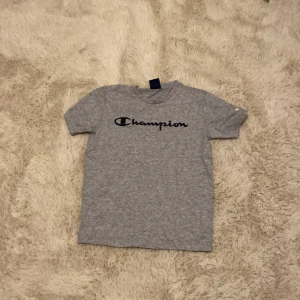 Grå champion T-shirt💛 - T-shirt från champion med stort märke på bröstet och litet på axeln.