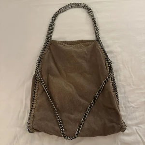 Beige Väska - Finaste väskan, liknar Stella Mccartney! Tecken på användning finns men annars fint skick🫶🏼