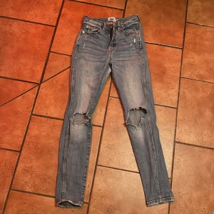 Jeans - Stretchiga skinnyjeans från lager 157 storlek xs säljes i befintligt skick 50kr