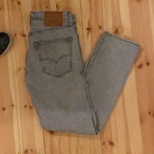 Levis 502 30/32 - Modellen är slim och väldigt lika de populära 511. Nypris är 1 099kr, mitt pris är 275kr. Toppen skick. Om du har några funderingar hör av dig privat. Kan diskutera pris vid snabbt köp /mvh Teo