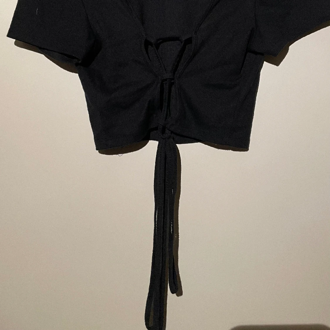 Svart kortärmad med knyte bak - 90