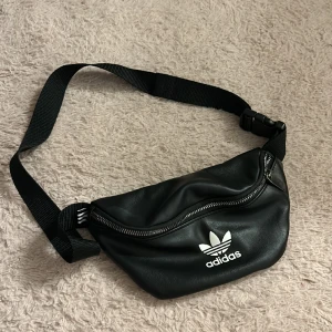 Midjeväska Adidas - Jättefint skick, knappt använd. 