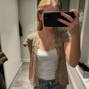 Bolero kofta - Säljer denna så snygga bolero kofta i spets. Säljer då jag inte får användning för den. Verkligen super fin!! Passar Xs/S/M❣️❣️ TRYCK INTE PÅ KÖP NU