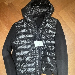 Moncler bulk - Price Sleeveless : 280€ Price Puffer : 415€ Price Cardigan : 450€
