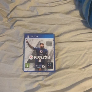 FIFA 23 - Ungefär aldrig använt och är i väldigt fint skick. Ligger mest och dammar då det inte kommer till användning.