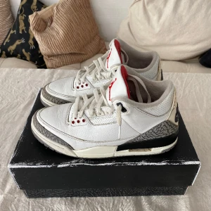 Air Jordan 3 Retro White Cement Reimagined - Hej säljer min Jordan 3 för dem används inte längre. Skorna är varsamt använda men det är en liten scuff på vänster Midsole. Köpta på SNKRS. 