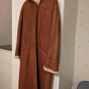 Skin vinterkappa - Bra skick, inga anmärkningar. Använd några gånger. Pris vid inköp 6500.