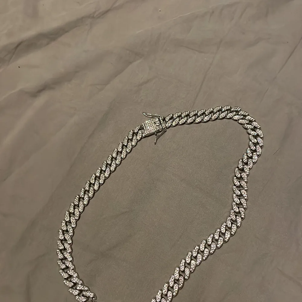 Silver halsband med diamanter . Accessoarer.