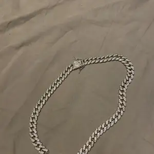 Silver halsband med diamanter 