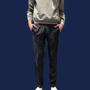 Morris kostymbyxor - Tja! Säljer nu ett par riktigt stiliga kostymbyxor från Morris. Ny pris på dessa ligger på 2300kr mitt pris är endast 400kr. Använda endast 1 gång då jag har andra. Först till kvarn som gäller. Modellen är 188cm. Waist motsvarar 29/30