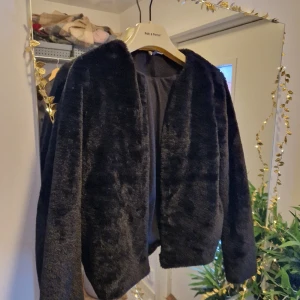 Fuskpäls jacka/kofta stl xs - Sparsamt använd i svart fuskpäls inköpt på H&M.  I fint skick, hel i sömmar och fri från fläckar. Djur&rökfritt hem.