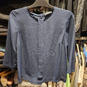 Blus stockholm - Fint skick förutom att det gått upp lite vid ena knapphålet