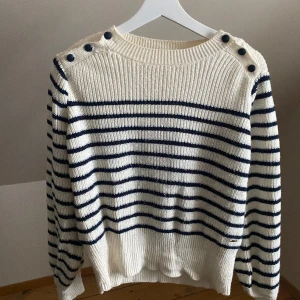 Stickad tröja - Söt stickad tröja från Lindex. Lite små nopprig🥰