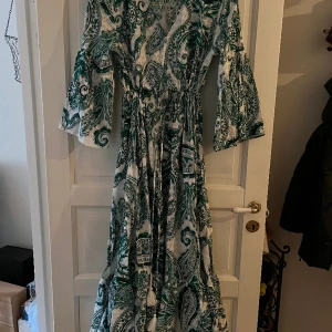 Klänning - Fin oanvänd sommarklänning. Grön och vit mönstrad. 